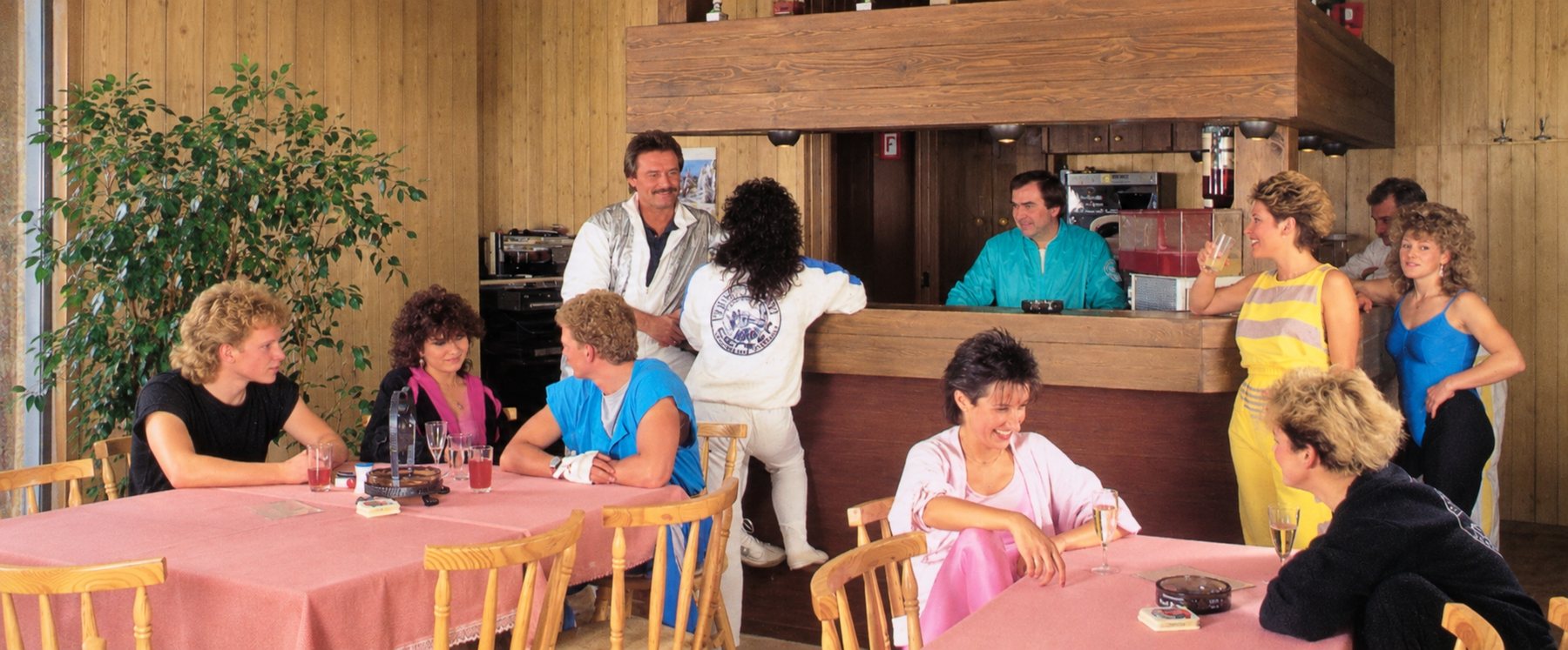 Historische Bar im Fitnessstudio mit Mitgliedern an Tischen