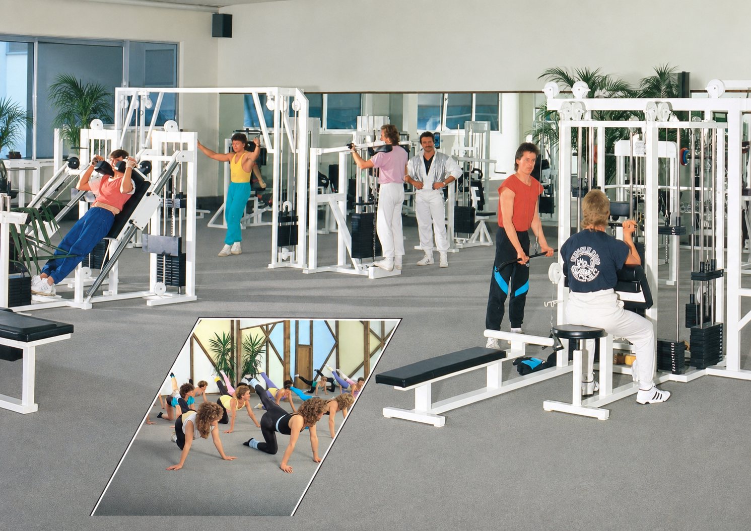 Historischer Trainingsraum mit eingeblendeter Aerobic-Gruppe