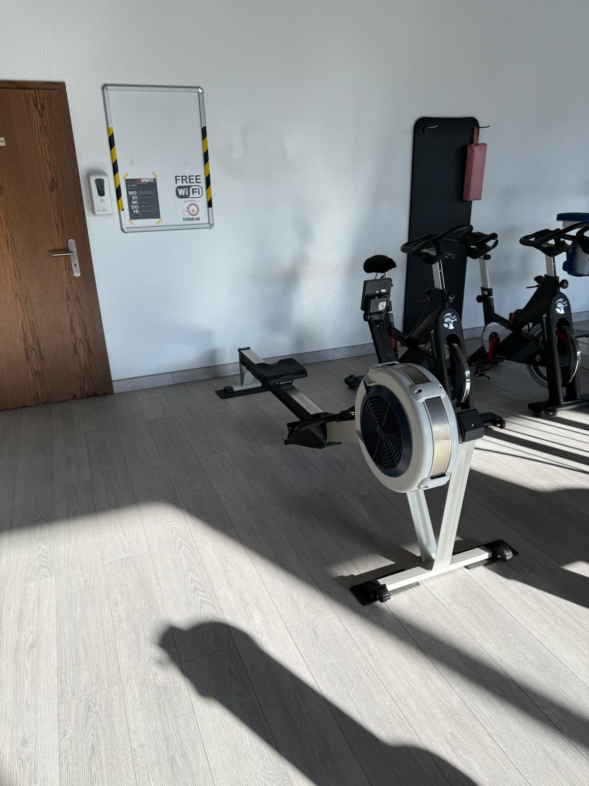 Cardiobereich mit Rudergerät im Sonnenlicht