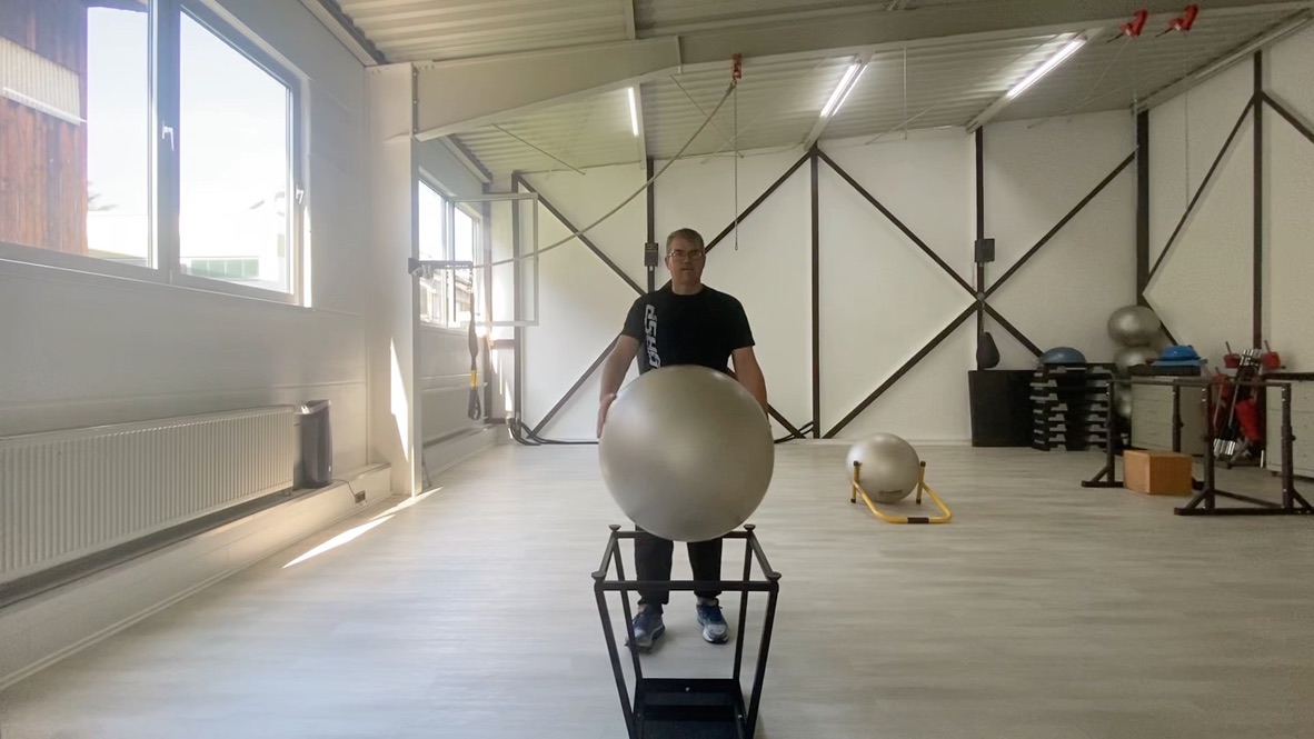 Zirkeltraining: Übung mit dem Swissball